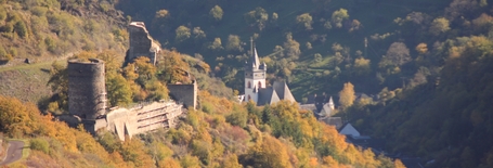 Bacharach-Steeg - Blick auf die Ruine Stahlberg und Kirche